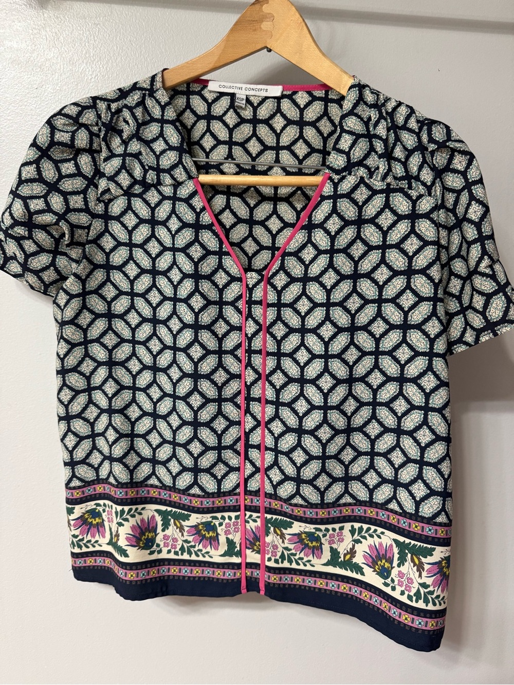 Women’s XS Geometric Print Short Sleeve Blouse